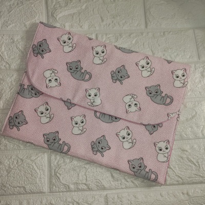 Mala de tecido rosa com padrão de gatos brancos e cinzentos