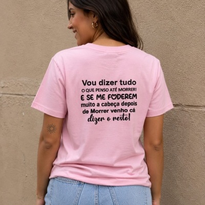 T-shirt rosa com texto preto Vou dizer tudo O QUE PENSO ATÉ MORRER! E SE ME FODEREM muito a cabeça depois de Morrer venho cá dizer o resto! vista de costas