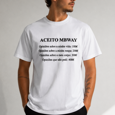 T-shirt branca com texto a preto e homem com tatuagens no braço