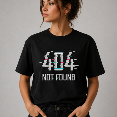 T-shirt preta com a mensagem 404 NOT FOUND estampada em estilo digital distorcido.