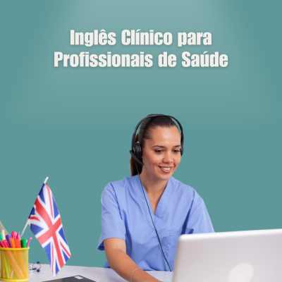 Mulher de bata médica com auriculares e bandeira do Reino Unido sobre mesa com computador.