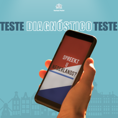 Mão a segurar telemóvel com texto em holandês no ecrã, fundo azul claro com texto em português.