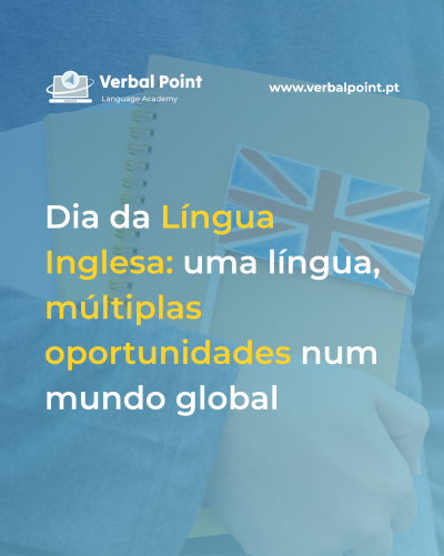Caderno castanho com encadernação espiral e bandeira do Reino Unido sobre fundo azul tecido