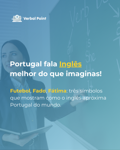 Mulher com fato azul escuro segurando livro em frente a quadro negro azul com anotações em inglês e logotipo Verbal Point