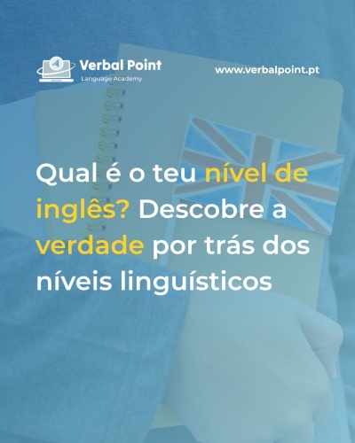 Pessoa segurando caderno castanho com postal da bandeira do Reino Unido e textos promocionais de academia de idiomas