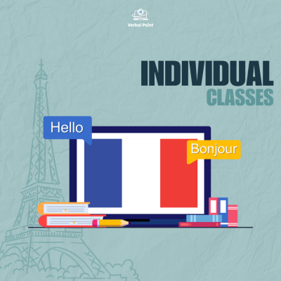 Computador com bandeira da França, livros e balões de fala com 'Hello' e 'Bonjour', fundo azul com Torre Eiffel desenhada, texto 'INDIVIDUAL CLASSES'.