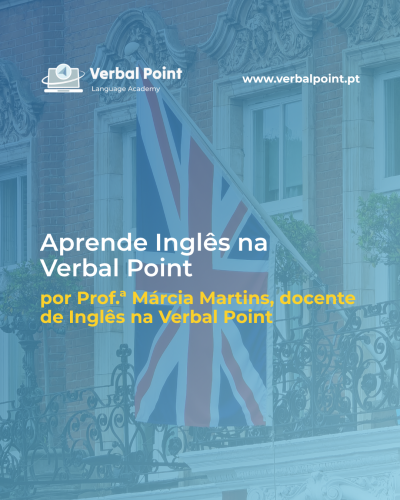 Bandeira do Reino Unido pendurada em grade de ferro preta em frente a edifício com texto promocional de academia de inglês sobreposto.