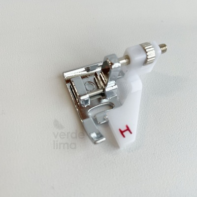 Calcador para bainha invisível com guia de plástico