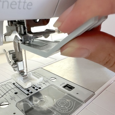 Compensador de alturas para máquina de costura