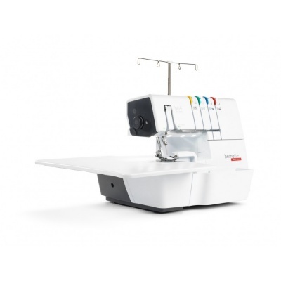 Maquina corte e cose Bernette b64