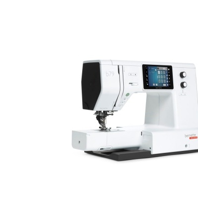 Máquina de costura e bordar BERNETTE B79