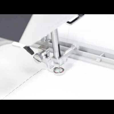 Máquina de costura e bordar BERNETTE B79