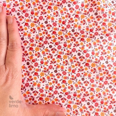 Tecido raincoat - Mini flores fundo rosa