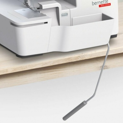 Maquina corte e cose Bernette b64