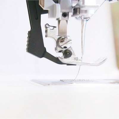 Máquina de costura BERNETTE B77