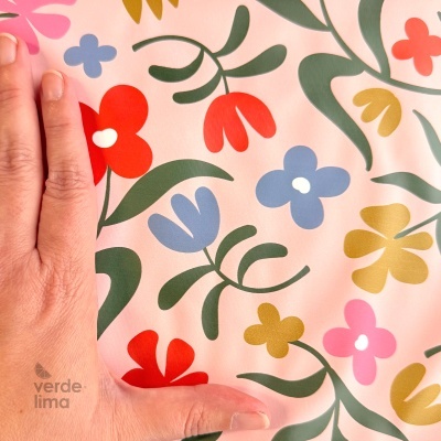 Tecido raincoat - flores fundo rosa