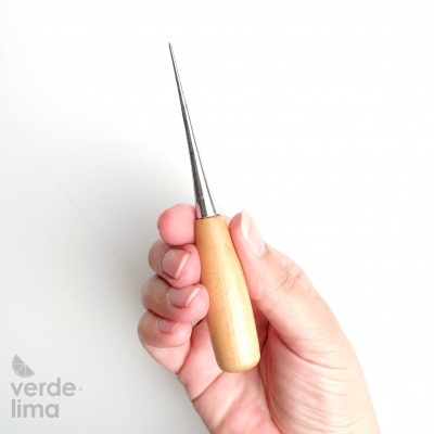 Furador de alfaiate com cabo de madeira