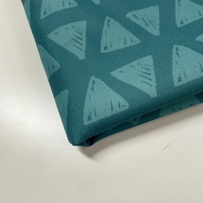 Retalho 60x133cm - Nylon Impermeável - Triângulos fundo petróleo