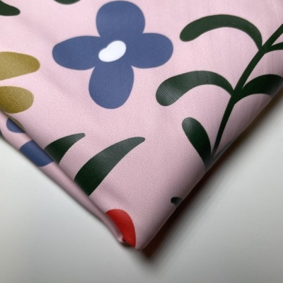 Retalho 33x140cm - Tecido raincoat - flores fundo rosa