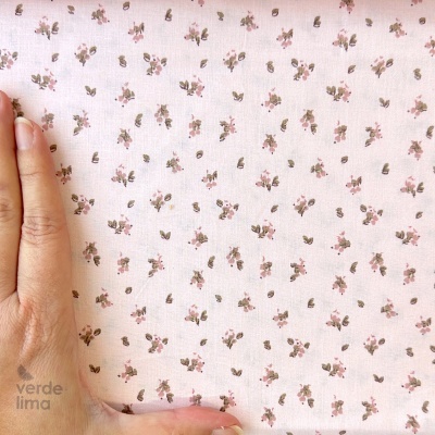 Tecido de Algodão - Flores delicadas fundo rosa bebé
