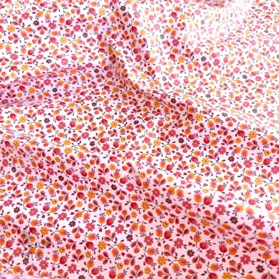 Tecido raincoat - Mini flores fundo rosa