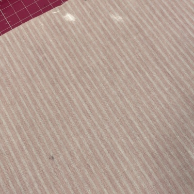 Retalho 65x140cm - TECIDO PLASTIFICADO - RISCAS ROSA CLARO - Com Defeito