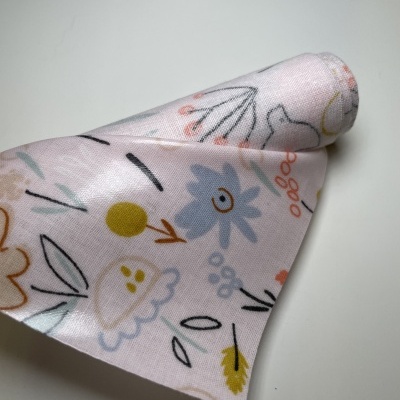 Retalho 41x117cm - Tecido de Algodão - Rainy friends - floral fundo rosa