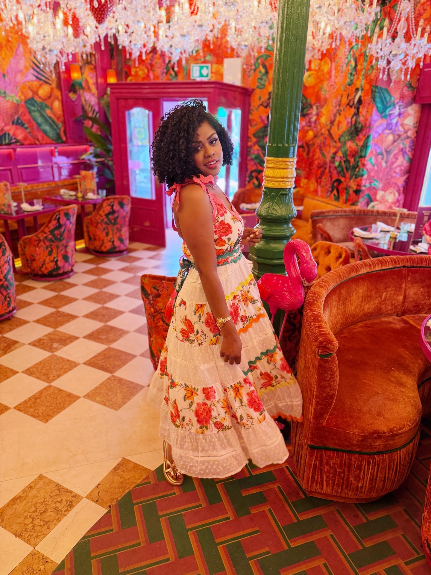 Vestido comprido branco com padrão floral em ambiente colorido e vibrante