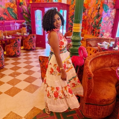 Vestido comprido branco com padrão floral em ambiente colorido e vibrante
