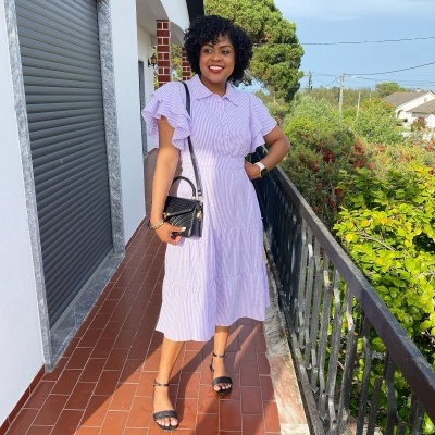 Vestido midi lilás às riscas com mangas folhadas, mala preta e sandálias pretas