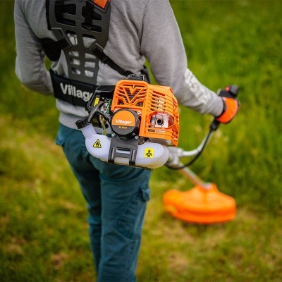 Roçadora portátil Villager BC 433 E usada em campo verde