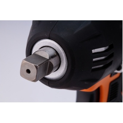 Detalhe da ponta quadrada de uma ferramenta elétrica preta e laranja