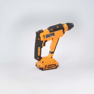 Berbequim elétrico amarelo e preto marca FUSE sobre fundo branco