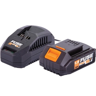 Bateria e carregador FUSE, pretos com detalhes laranja, isolados em fundo branco.
