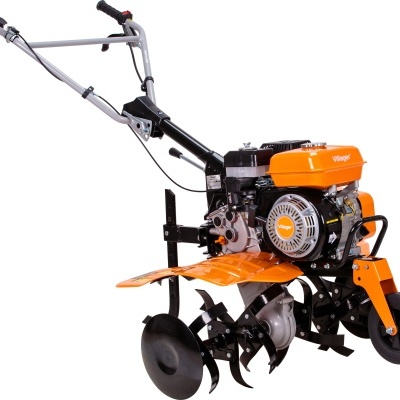 Motoenxada laranja com motor, lâminas e rodas pretas e estrutura prateada