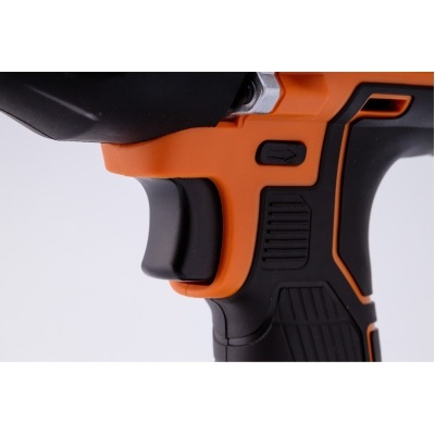 Parte de uma ferramenta elétrica preta e laranja com botão e pega texturizada