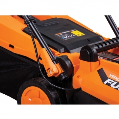 Corta-relvas elétrico laranja e preto com rodas laranja e texto 'Villager FUS'