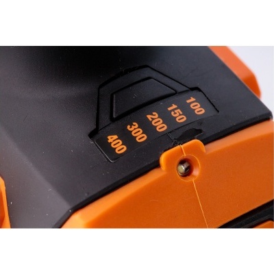 Equipamento preto e laranja com marcações numéricas 100, 150, 200, 300, 400