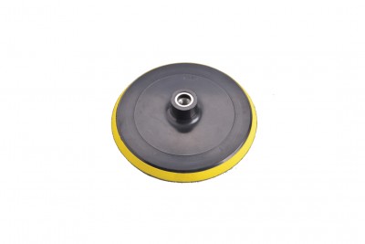 Disco de lixagem preto e amarelo com componente metálico no centro