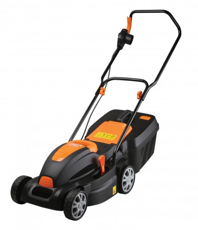 Cortador de relva elétrico preto e laranja com rodas cinzentas e contentor de relva