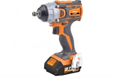 Ferramenta de impacto sem fios preta e laranja com bateria 18V sobre fundo branco