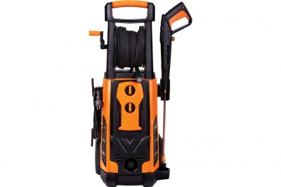 Máquina de lavagem a pressão preta e laranja com mangueira e pistola