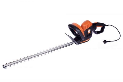 Aparador de sebes elétrico preto e laranja com lâmina extensa prateada e cabo.