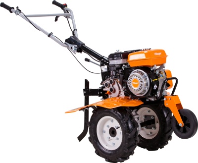 Motoenxada agrícola preta e laranja da marca Villager com duas rodas grandes e uma roda pequena