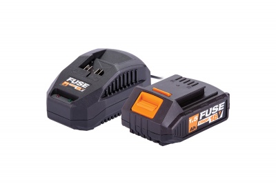 Bateria e carregador FUSE, pretos com detalhes laranja, isolados em fundo branco.