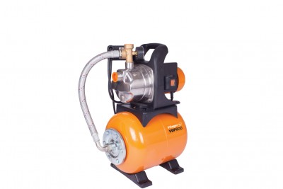 Bomba de água laranja e preta com tanque pressurizador e mangueira transparente