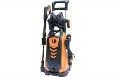 Lavadora de alta pressão preta e laranja com mangueira e pistola