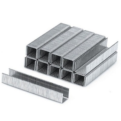 grampos metálicos prateados empilhados em bloco sobre fundo branco