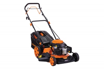 roçadora a gasolina preta e laranja com saco de recolha preto