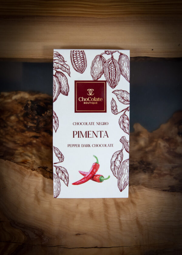 Maria Chocolate Tablete de Chocolate com Pimenta Sabores do Chef Chocolate Fabrico Artesanal Embalagem de chocolate preto com pimenta da marca ChoColate Boutique com ilustrações de cacau e pimentos